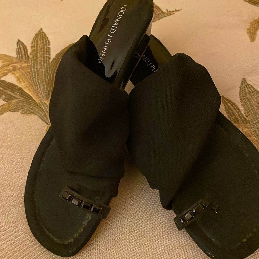Donald J Pliner  7 1/2 M Delia  Black Sandal with Black Stone Toe Loop